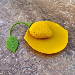 Cute yellow silicone tea steeper and coaster / lid
